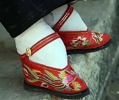 中国体育项目缘何唯独足球不行？因为我们的老老、老祖奶奶是缠足裹脚的，她们是“三寸