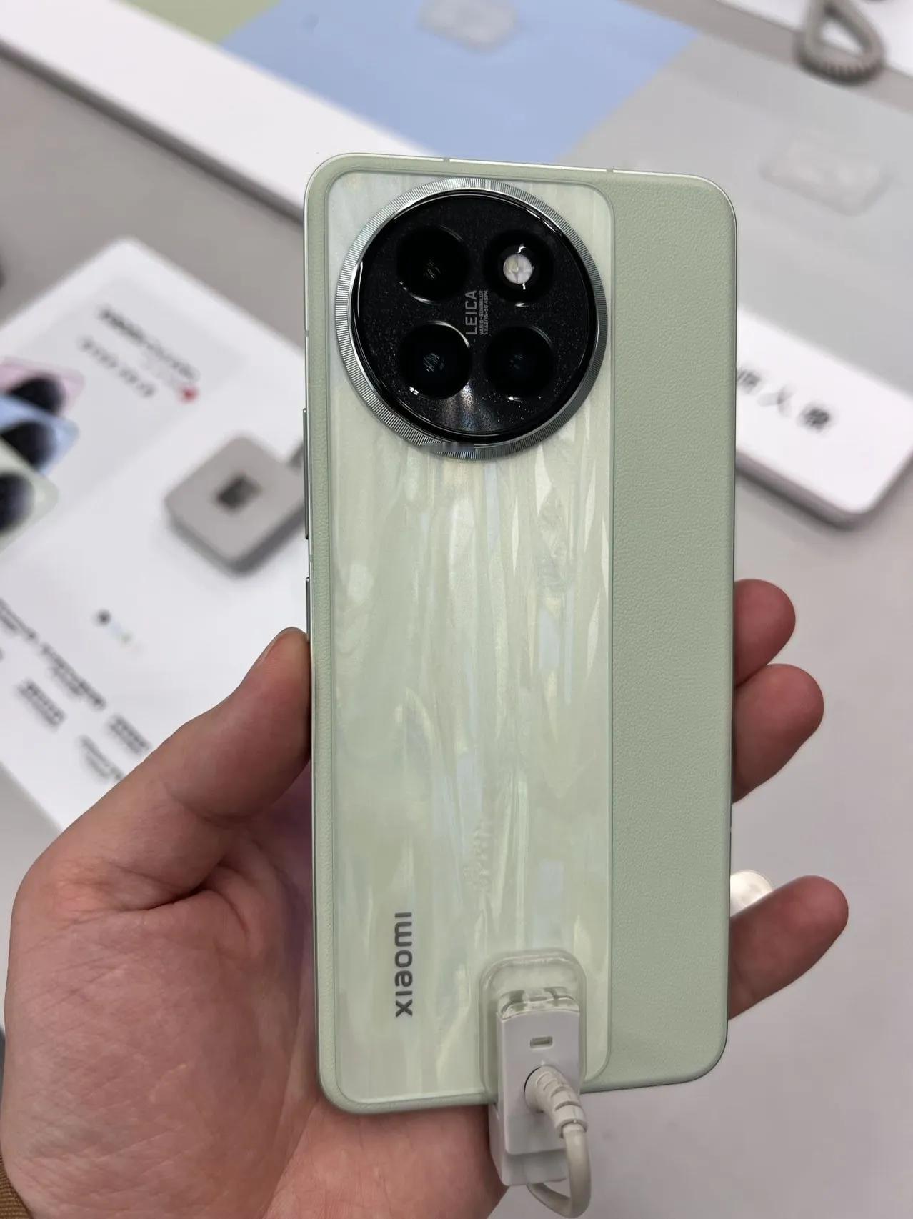 小米Civi4Pro只推荐绿色和特殊定制配色中的黑白配色，这俩配色是整体最好看的