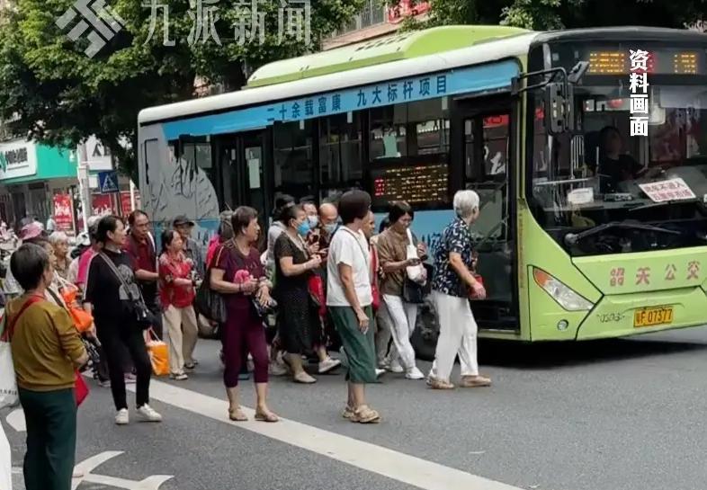 建议公交老年卡高峰期禁用，这种提议者让人感到是可耻的。为什么？

因为很多老年人