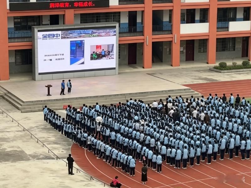 学校正常管教却被迫道歉，毁掉的到底是什么

近日，广西河池市某中学（简称“金四中