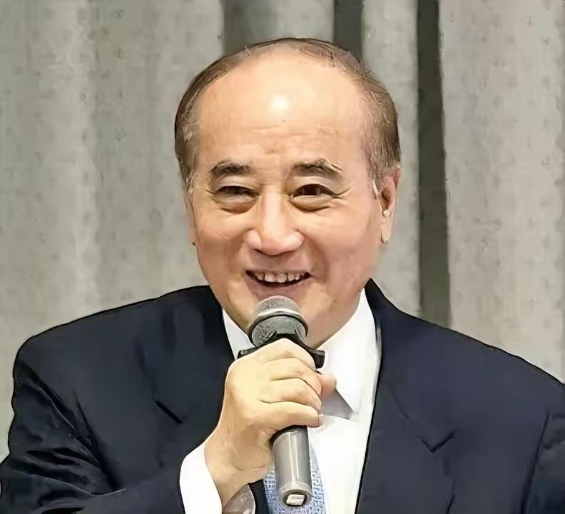 一开始大家都觉得她
就是个陪跑的，没想到最后靠着
一张写着关键思路的小纸条
硬是