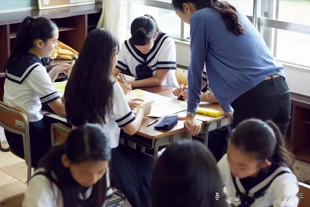 课外补习班和校内上课不仅不矛盾，而且还对校内的老师有利。学生在校内没学好，可以通