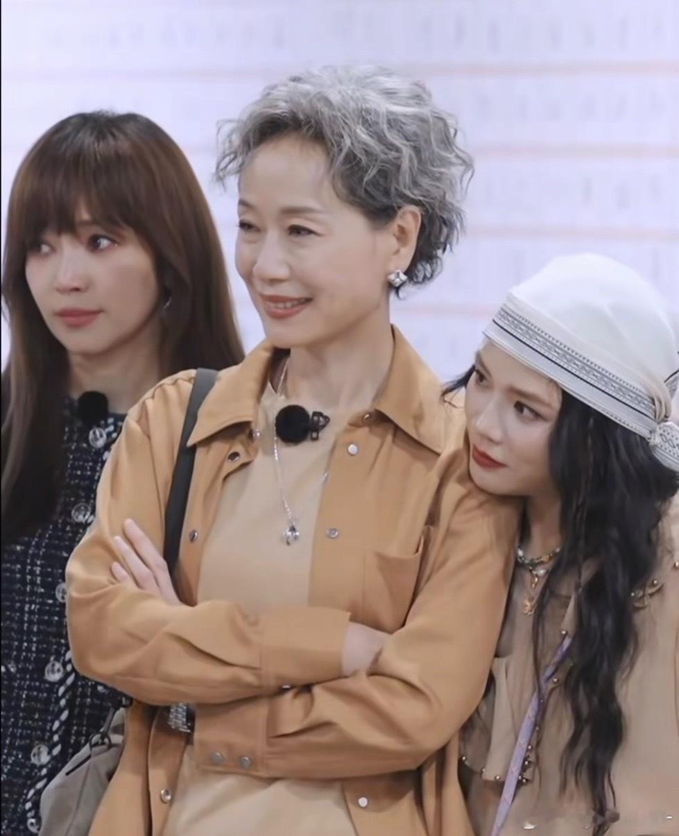 叶童  下巴刚好搭到肩膀，😊 