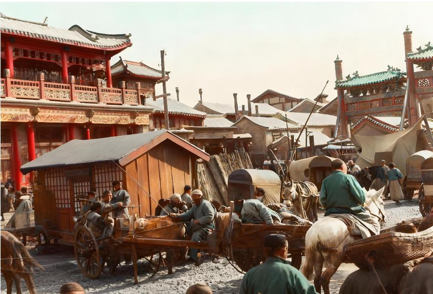 这张照片定格了清末雨后的城市街头，精美的中式建筑与牌坊雕梁画栋，尽显传统工艺的精