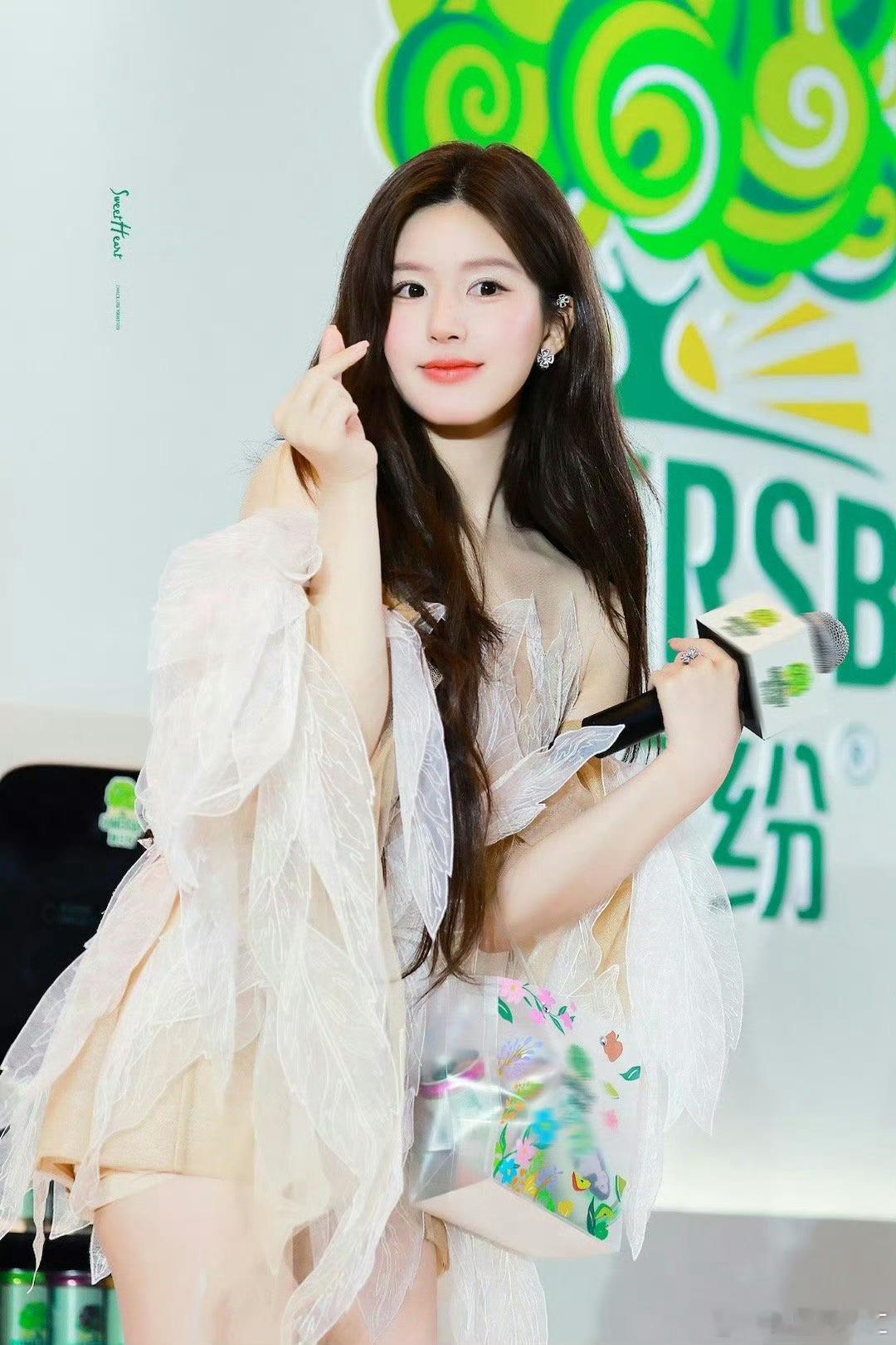#赵露思精灵仙女裙#温柔的长发，飘逸的仙女裙，简直像童话里的仙子一样#明星大咖汇