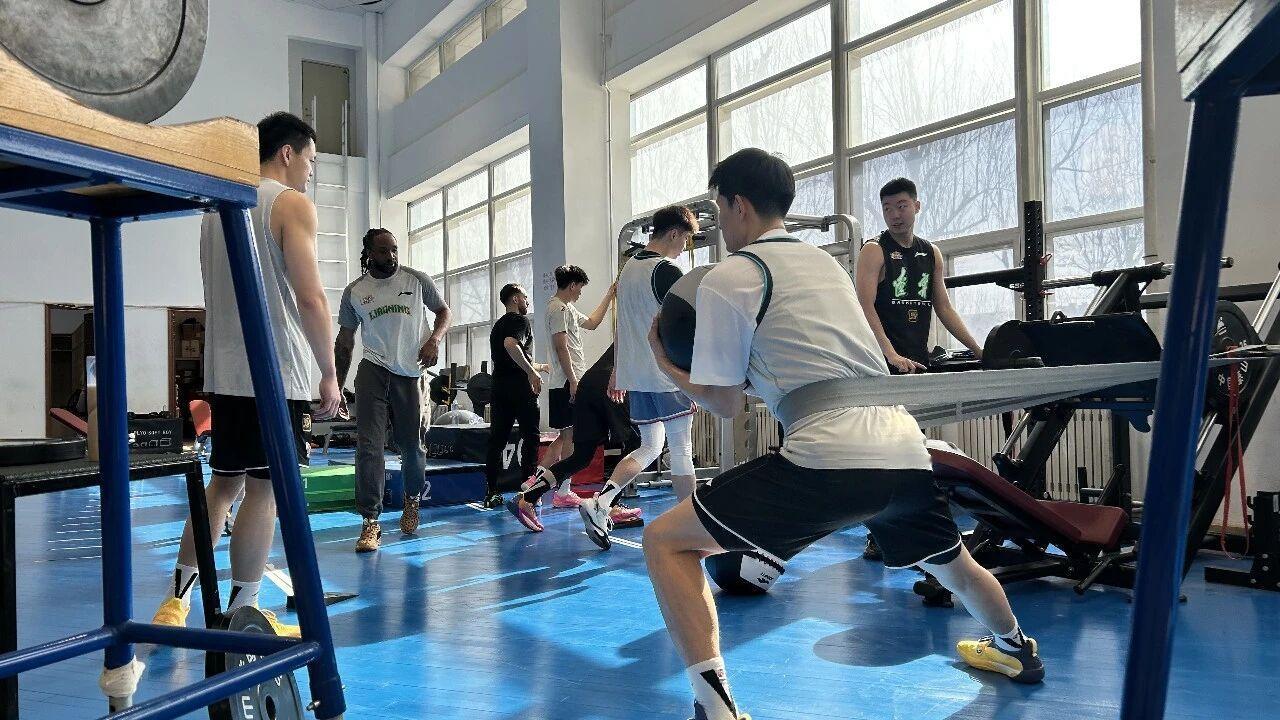 辽宁男篮已于今日集中进行训练。过年往返最远的就属张陈治锋：“因为我母亲是辽宁营口