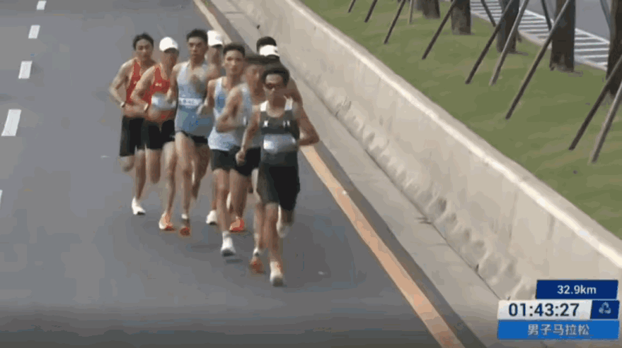 第一名西北风吃的很饱，
后面的人很机灵。