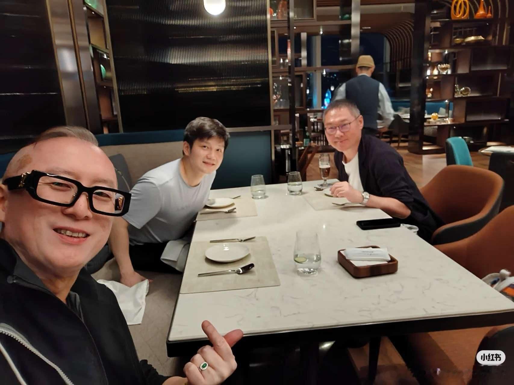 樊振东和黎子安的乒乓球教练一起约饭啦 ​​​