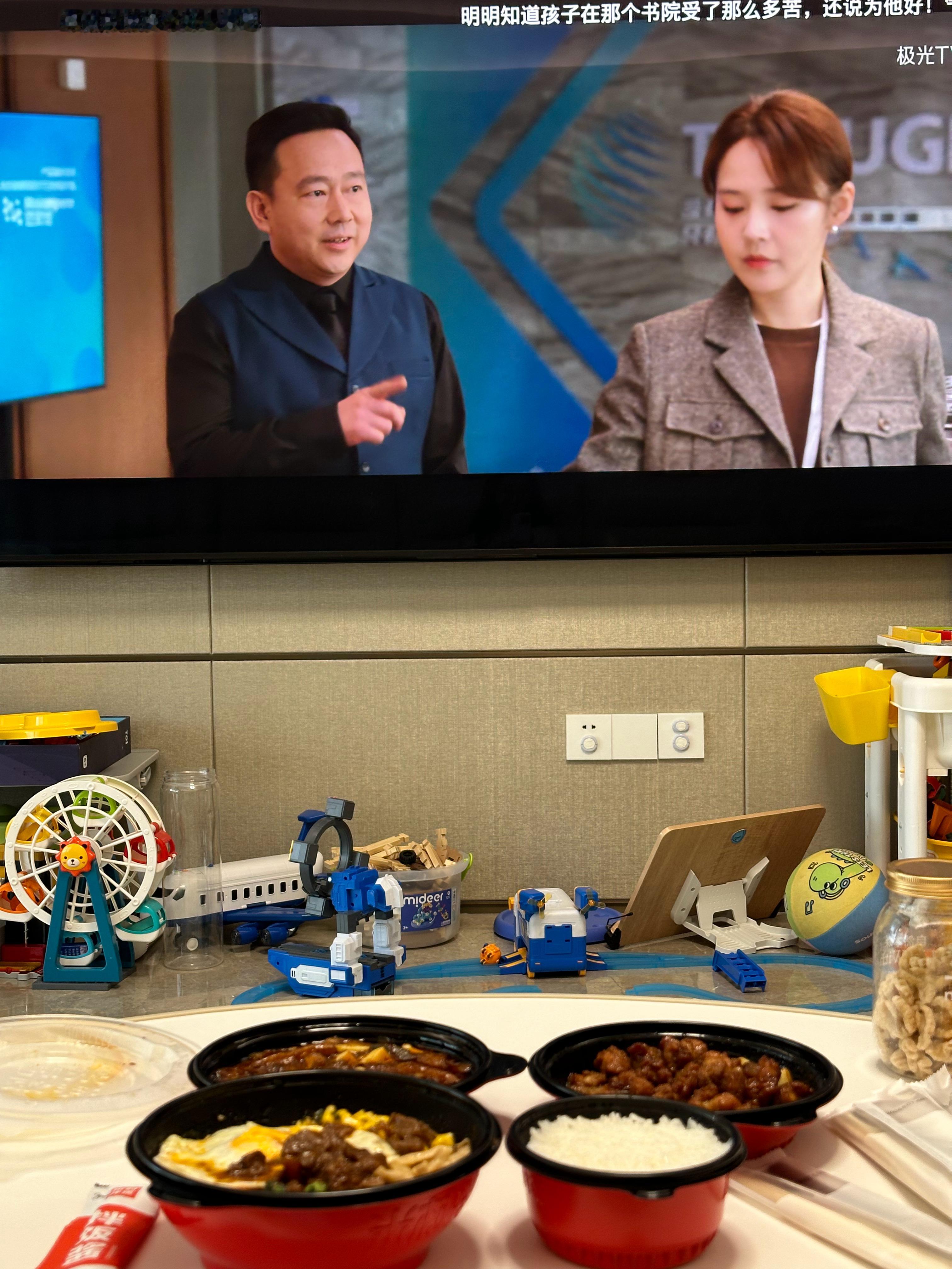 今天的主线任务 躺着和看剧炫美食