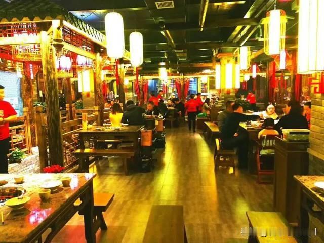 一个很漂亮的湘妹去火锅店吃饭，她刚点了一份锅底，看见服务员正在收拾邻桌还没吃完的
