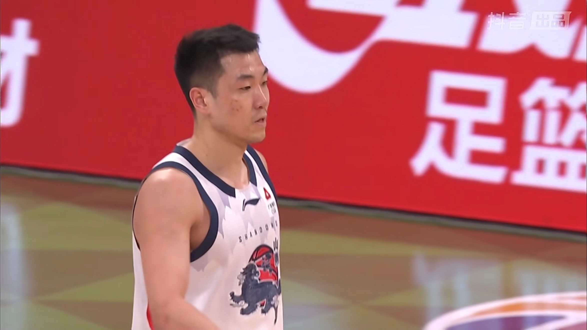 高诗岩末节12分，助山东男篮客场惊险取胜。辽宁男篮vs山东男篮