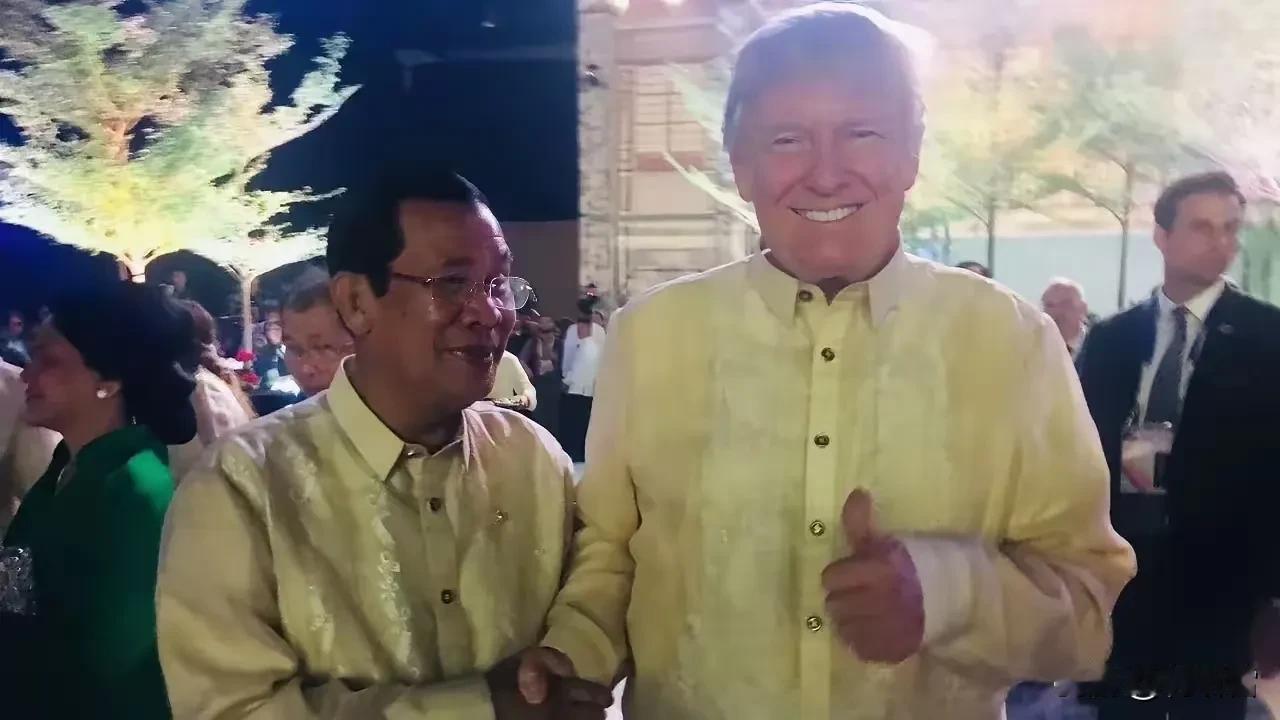 泰柬达成停火协议，洪森在推特上发他与特朗普会面的照片，他想透露的信息如下:1、感
