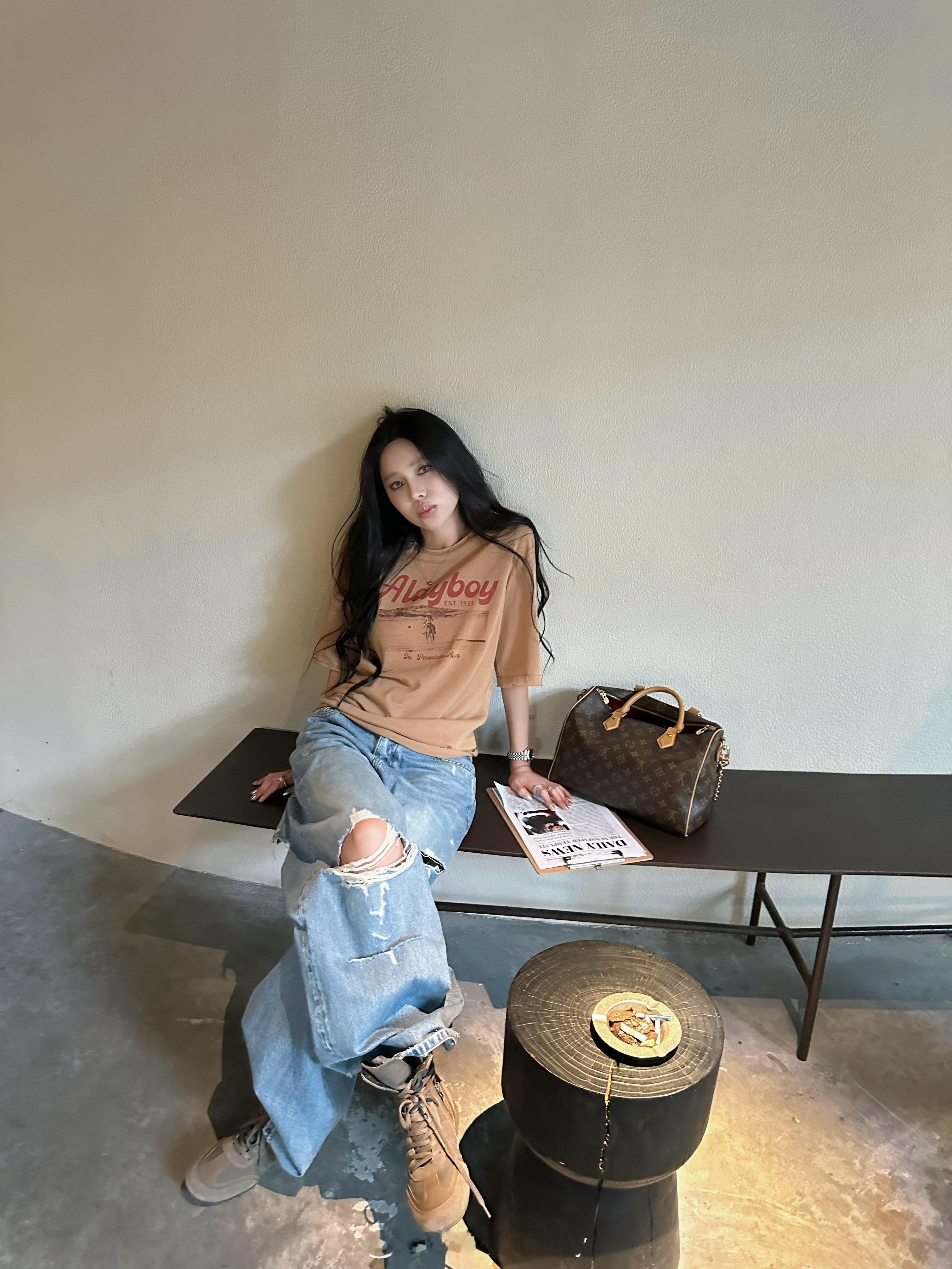 超好搭的破洞牛仔裤 给大家做的低腰设计 贴合腰线 显得比例很好 两侧破洞做的不对