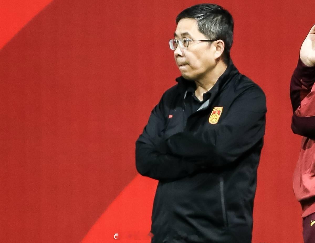 国足于10月6日抵达澳大利亚阿德莱德，中国足协主席宋凯和副主席许基仁也同机抵达。