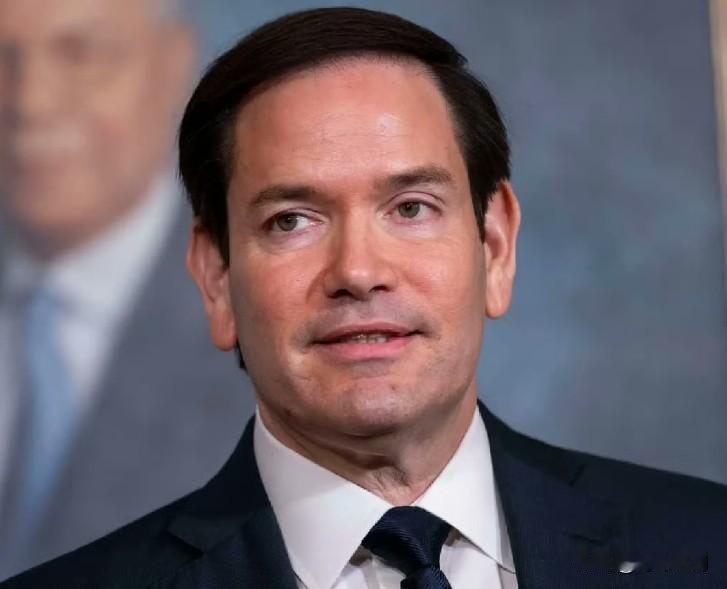 卢比奥躲着特朗普在飞机上睡觉

美国国务卿承认，在乘坐空军一号飞行期间，他会尽量