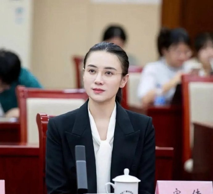 关晓彤和宋佳的正装打扮对比，差距似乎有点大！ 