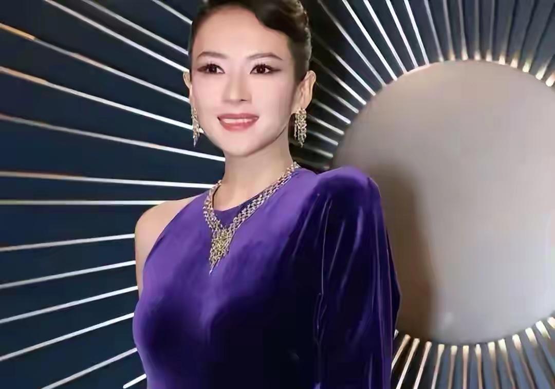 离过年就剩6天，46岁章子怡迎来大喜讯，凭借《酱园弄·悬案》提名第44届金像奖最