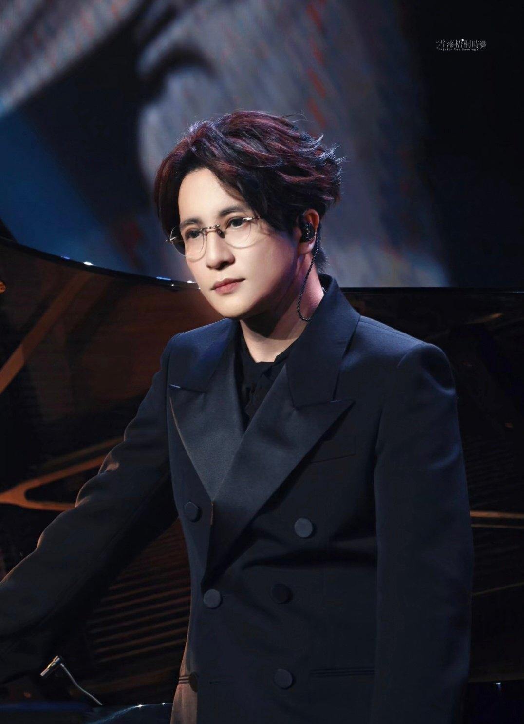 薛之谦前女友李雨桐突然发文控告薛之谦重婚，网友焦急等待薛之谦会不会回应，时隔一天