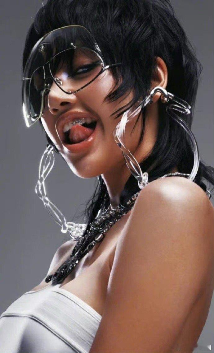 Lisa真的是越来越油腻了 ​​​