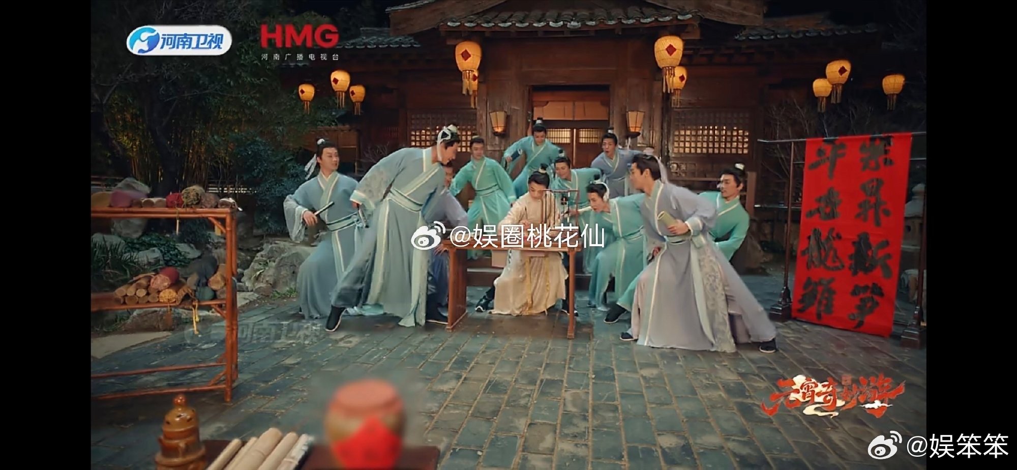 骆文博对自己一见钟情 骆文博太会了！一人分俩角，演了场和“自己”的浪漫相逢，光影