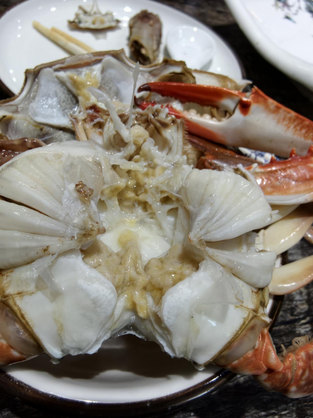 蟹我替你们试过了。现在的蟹不饱满，封海价格也贵，不建议点。
威海因为水质干净，各