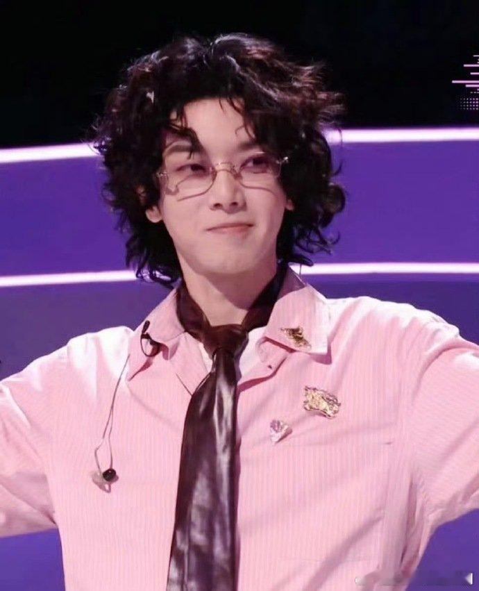 华晨宇卷毛小羊被华晨宇卷毛造型可爱晕！软乎乎的卷发谁不想上手 rua 一把啊声鸣