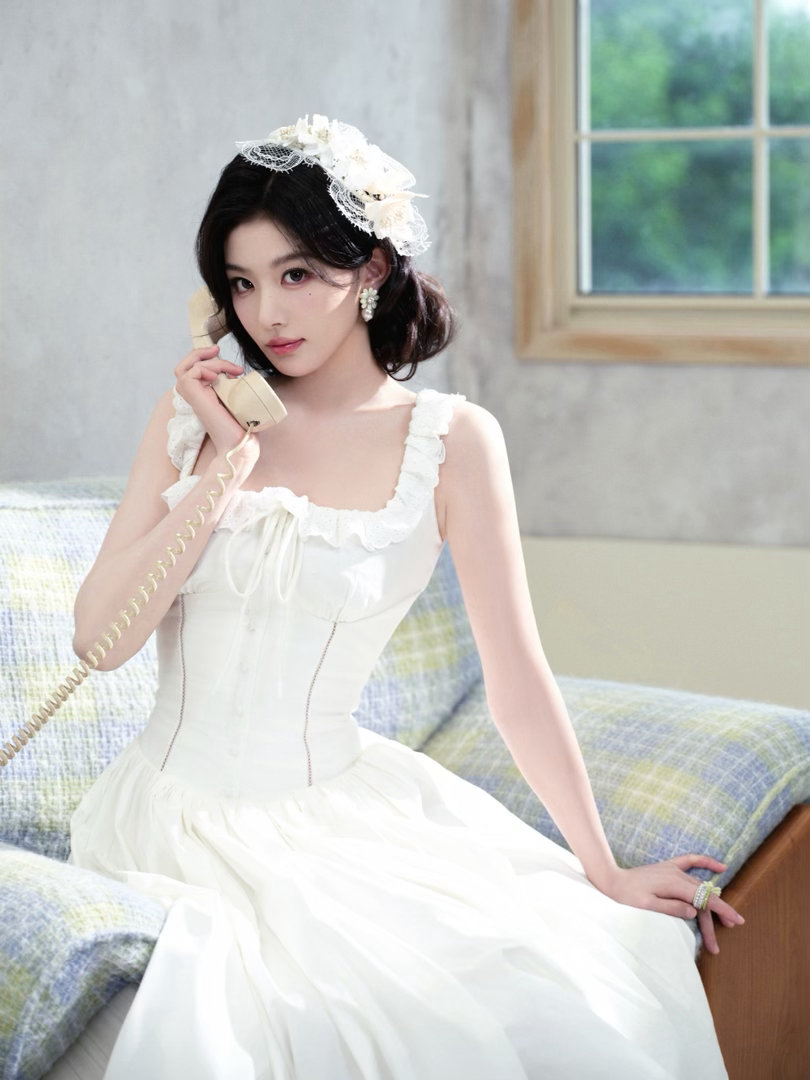 孔雪儿小时候课本里的插画美女孔雪儿课本里的插画美女油画写真色调复古温润，一颦一笑