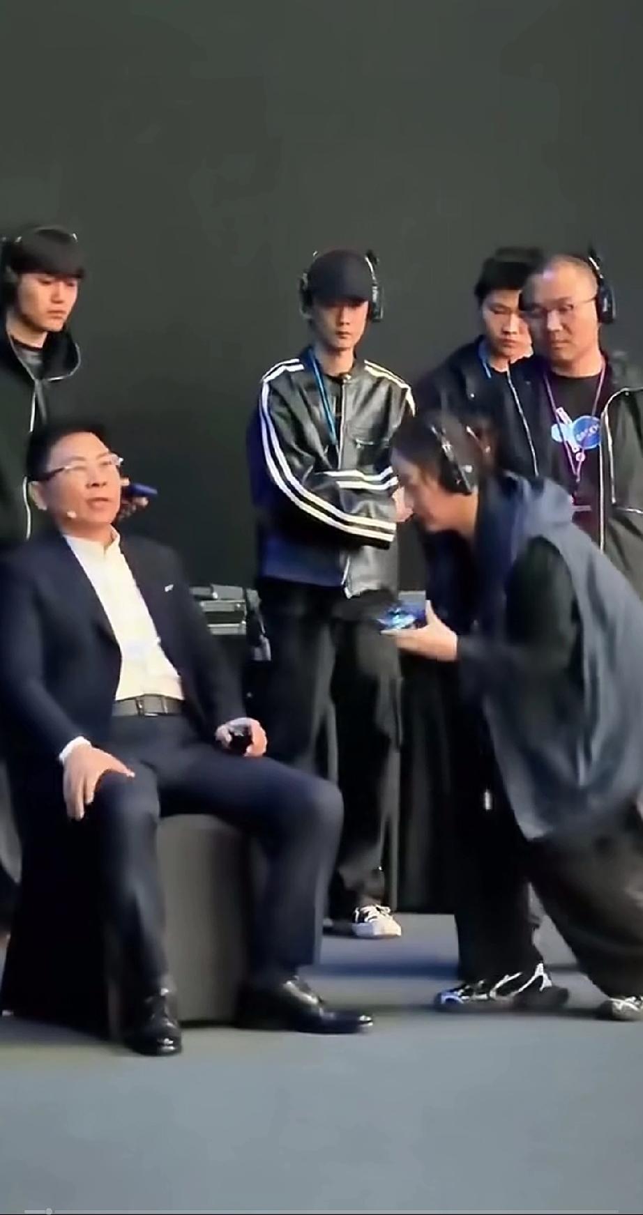 是华为让中国人挺直了脊梁，是华为赋予了中国人脊椎骨的力量，让中国人真正站了起来，