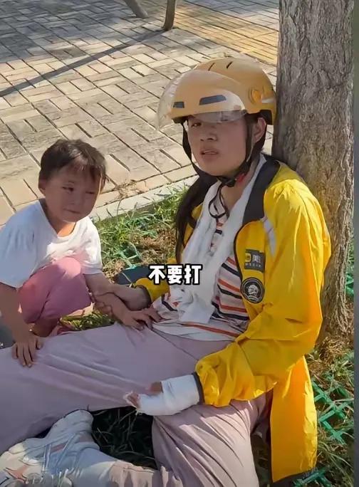 这个女骑手太励志了！

近日安徽亳州一个女骑手带着幼儿送餐，因为天气太热，出现了