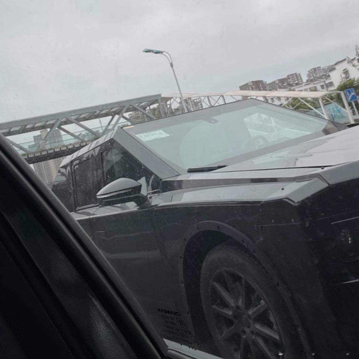 这是什么伪装车？装甲轿车？看起来是新物种，有点期待！