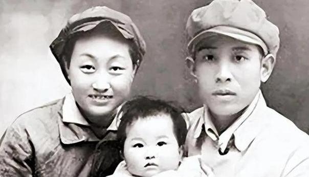 1938年，两名卧底夫妻假戏真做结为真夫妻，妻子牺牲后丈夫一生未娶，7年后原本牺