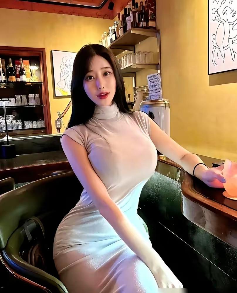 当年被骂“花瓶”的胸模冠军，十年后坐上了选美副主席的位置！

前几天刷到一条消息