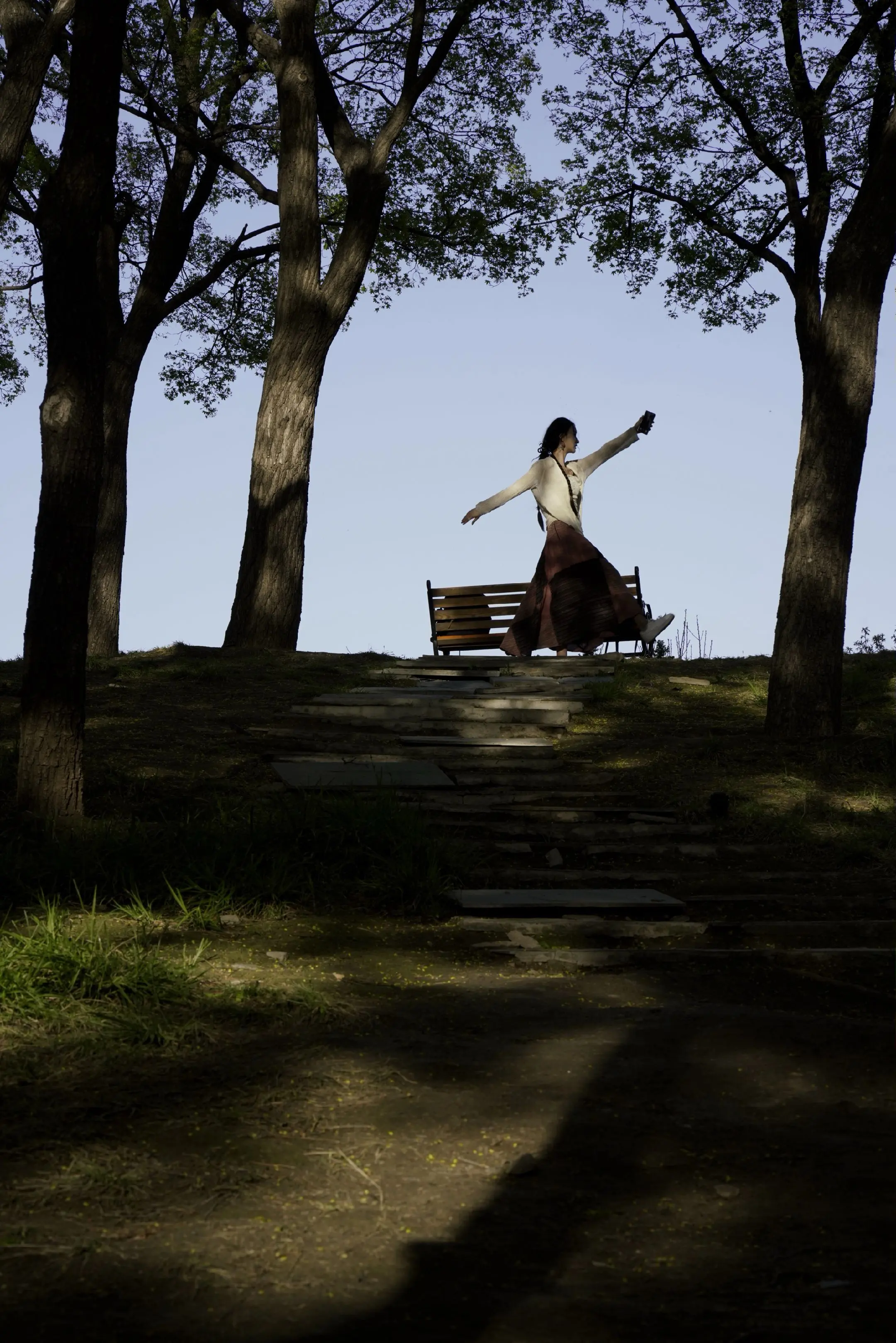 站在春天中间。