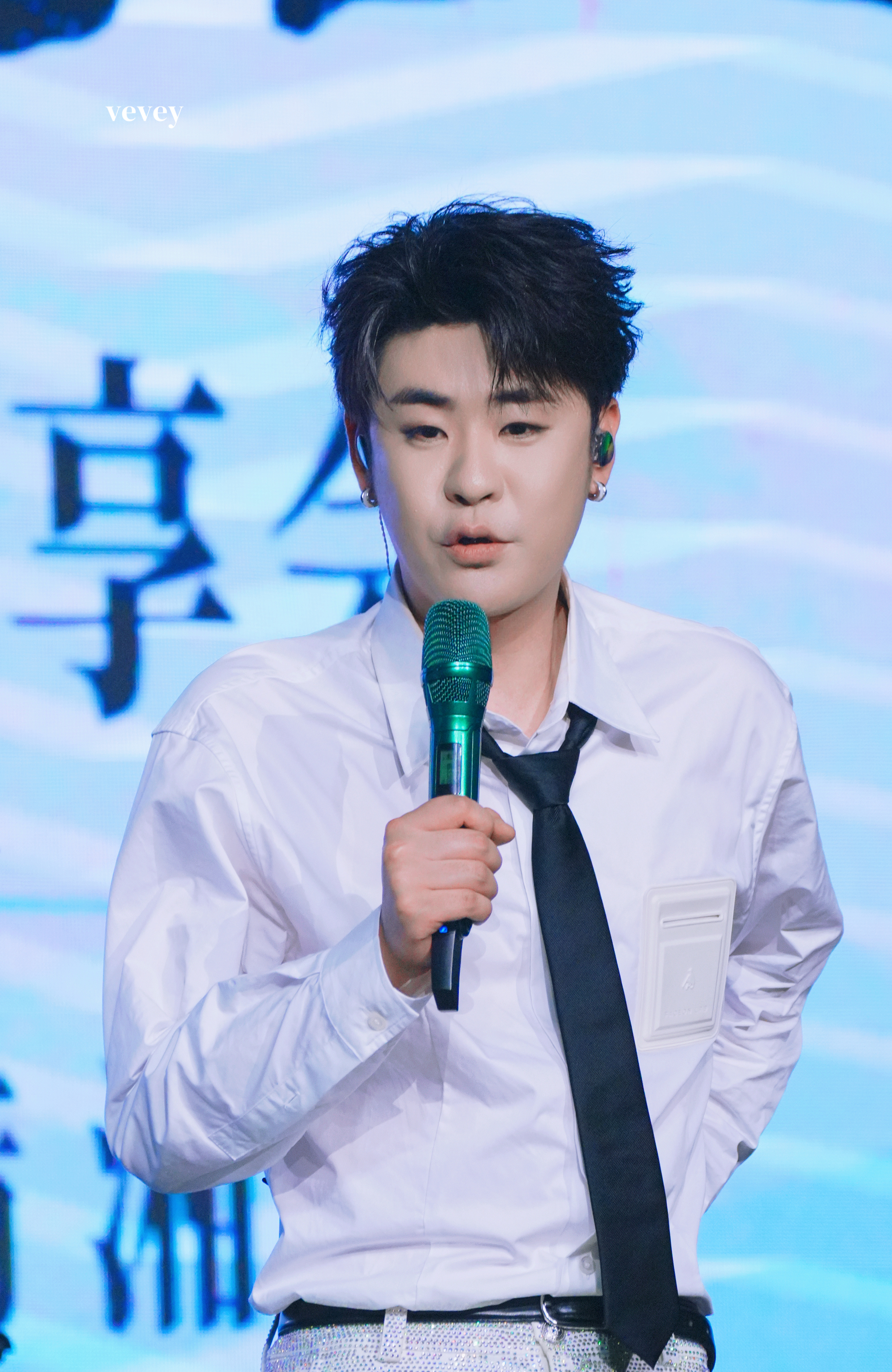 张云雷2026云声之上3.0张云雷的最后一个夏夜 我们都沐浴着光，不断向前靠拢，