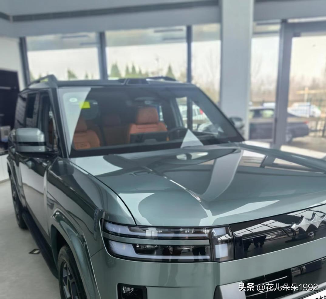 油价上涨，没想到新能源先绷不住了先涨价了
油价上涨的浪潮，
正迅速向新能源汽车领