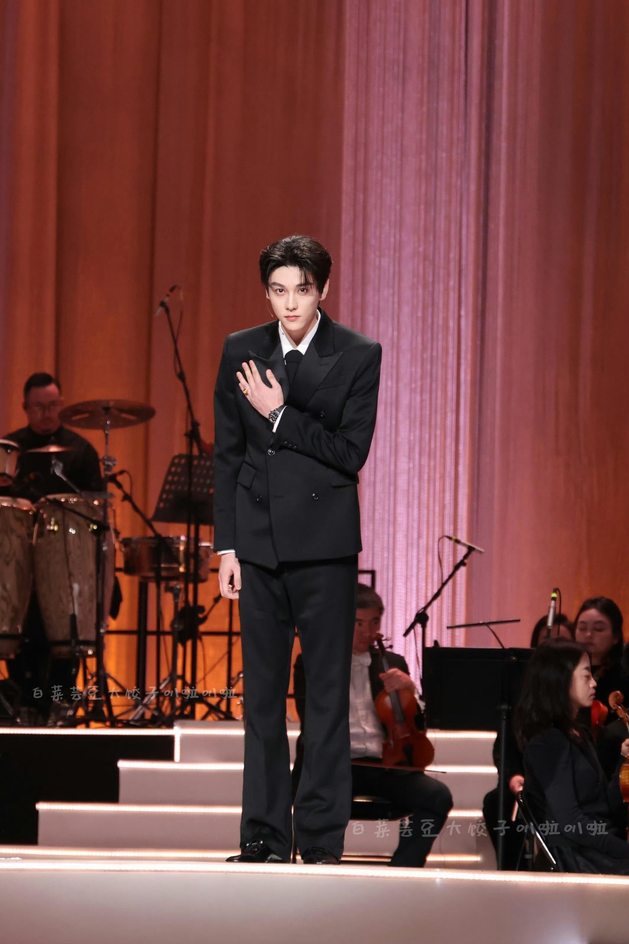 田栩宁站姐出图大家好我是演员田栩宁 田栩宁一出现就帅成这样！！这是谁的体制内男友