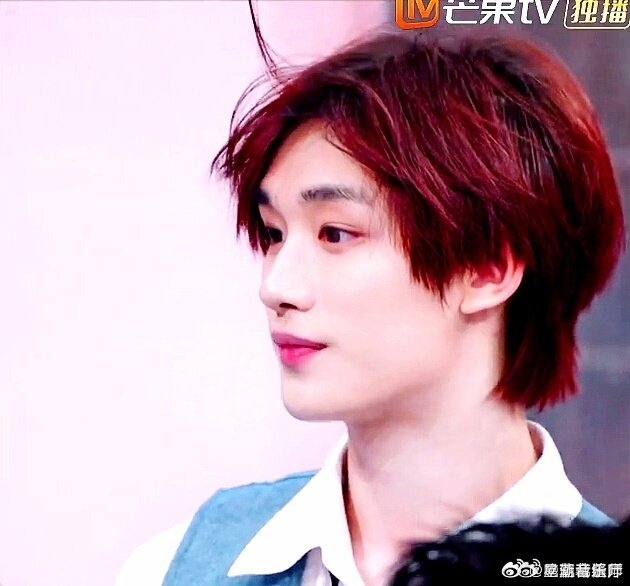 丁程鑫你好星期六 丁程鑫多才多艺，即兴发挥也超亮眼，实力与颜值并存。你好星期六