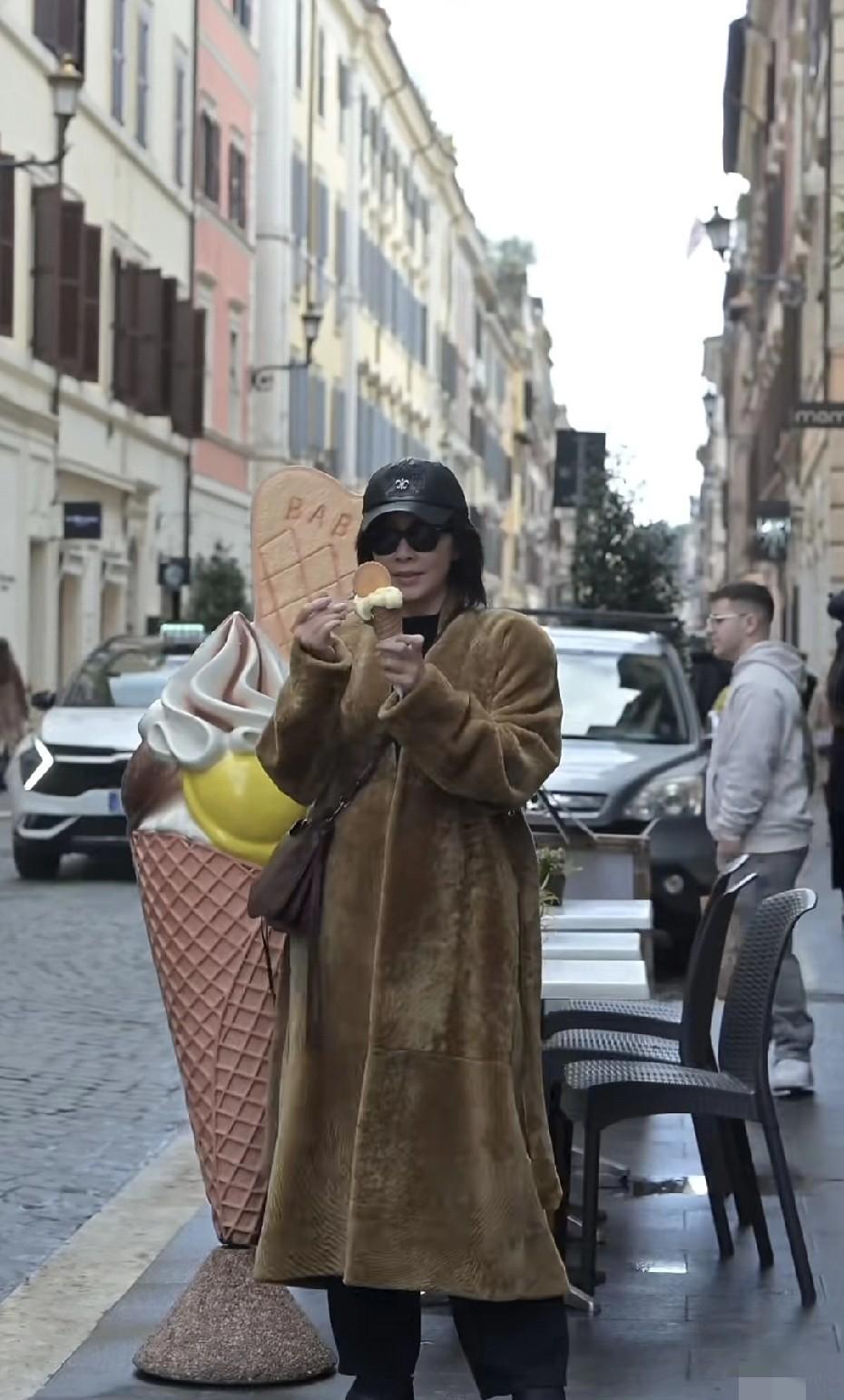 最近刷到梁朝伟在巴黎时装周那张“社恐”脸，我才恍然大悟，顶级亲密关系的内核，根本