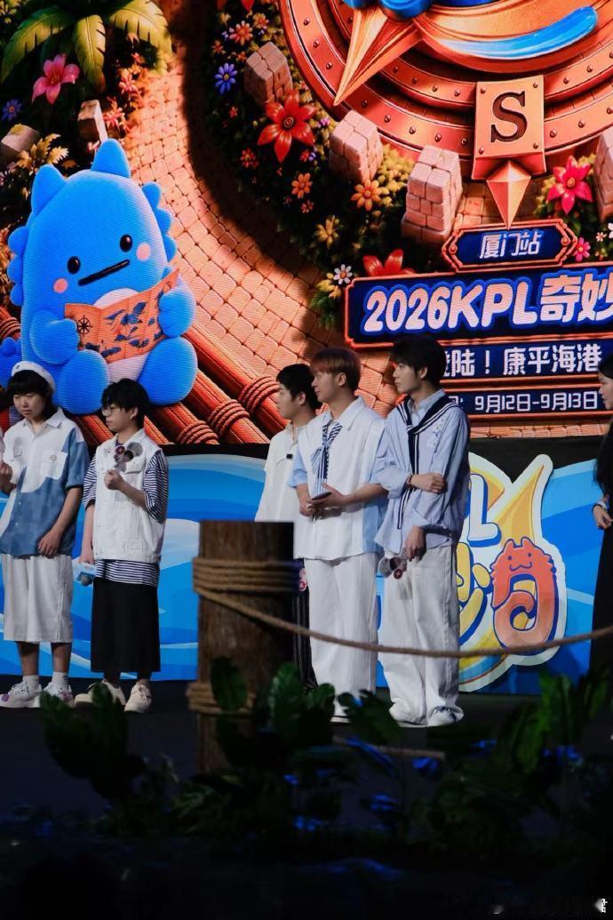 LGDNBW奇妙日见面会 从赛场到舞台，变的是场景，不变的是少年眼里那股认真劲儿