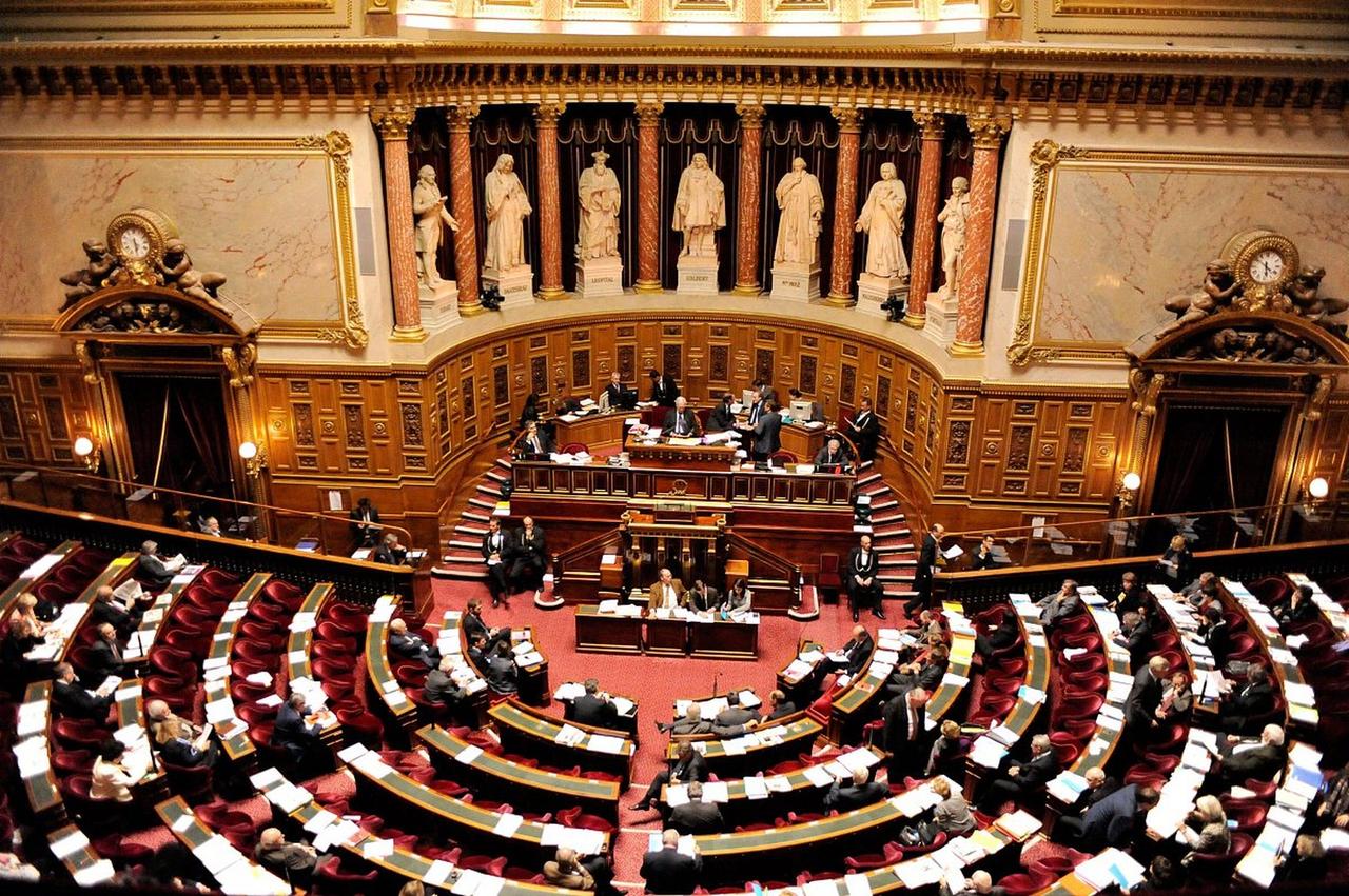 美国众议院9月15日推进一项法案，授权总统对购买俄罗斯石油、天然气的主要国家最高