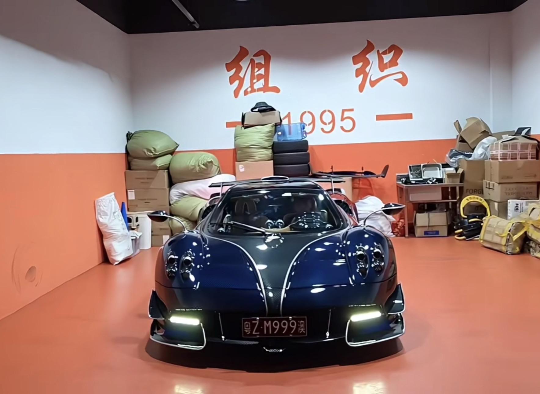 带暴风套件的 帕加尼Huayra Roadster已到车库！