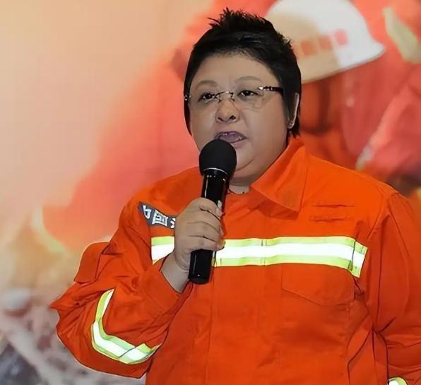 支持韩红公开道歉。"走个面儿"风波能闹到这一步，双方都有责任。韩红能从自身深刻反