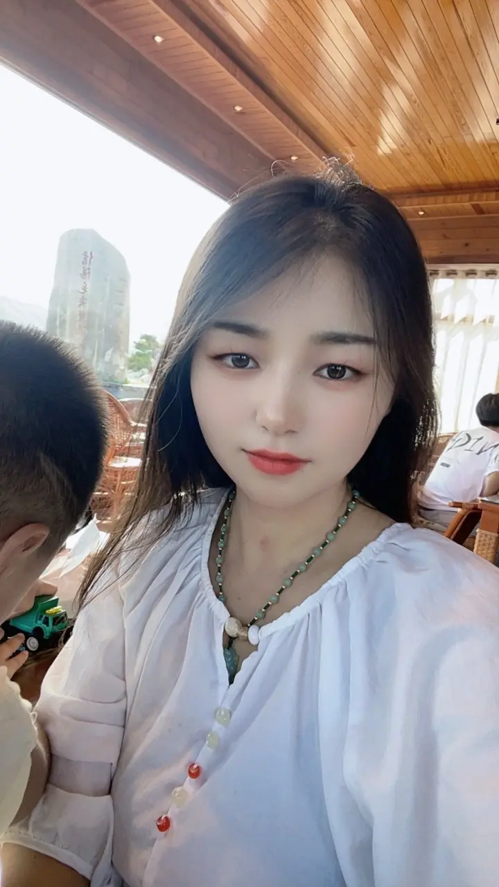 你以为的‘熬不过去’，不过是生活在给你攒惊喜。那些打湿眼眶的夜，那些咬...