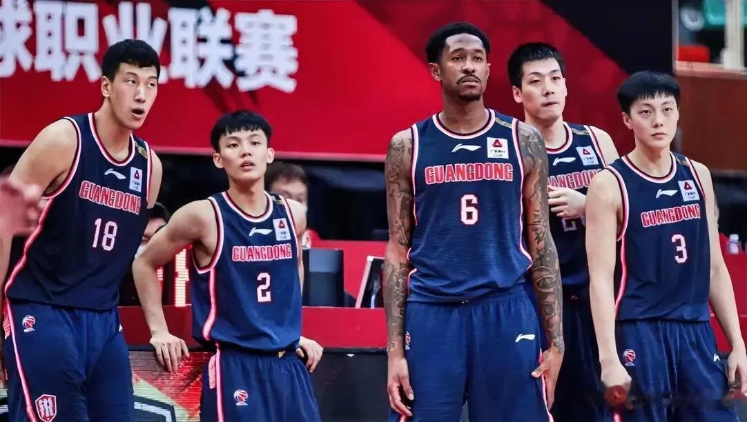 广东男篮主力阵容常规赛场均数据排名：

1、沃特斯   场均21.8分4.3篮板