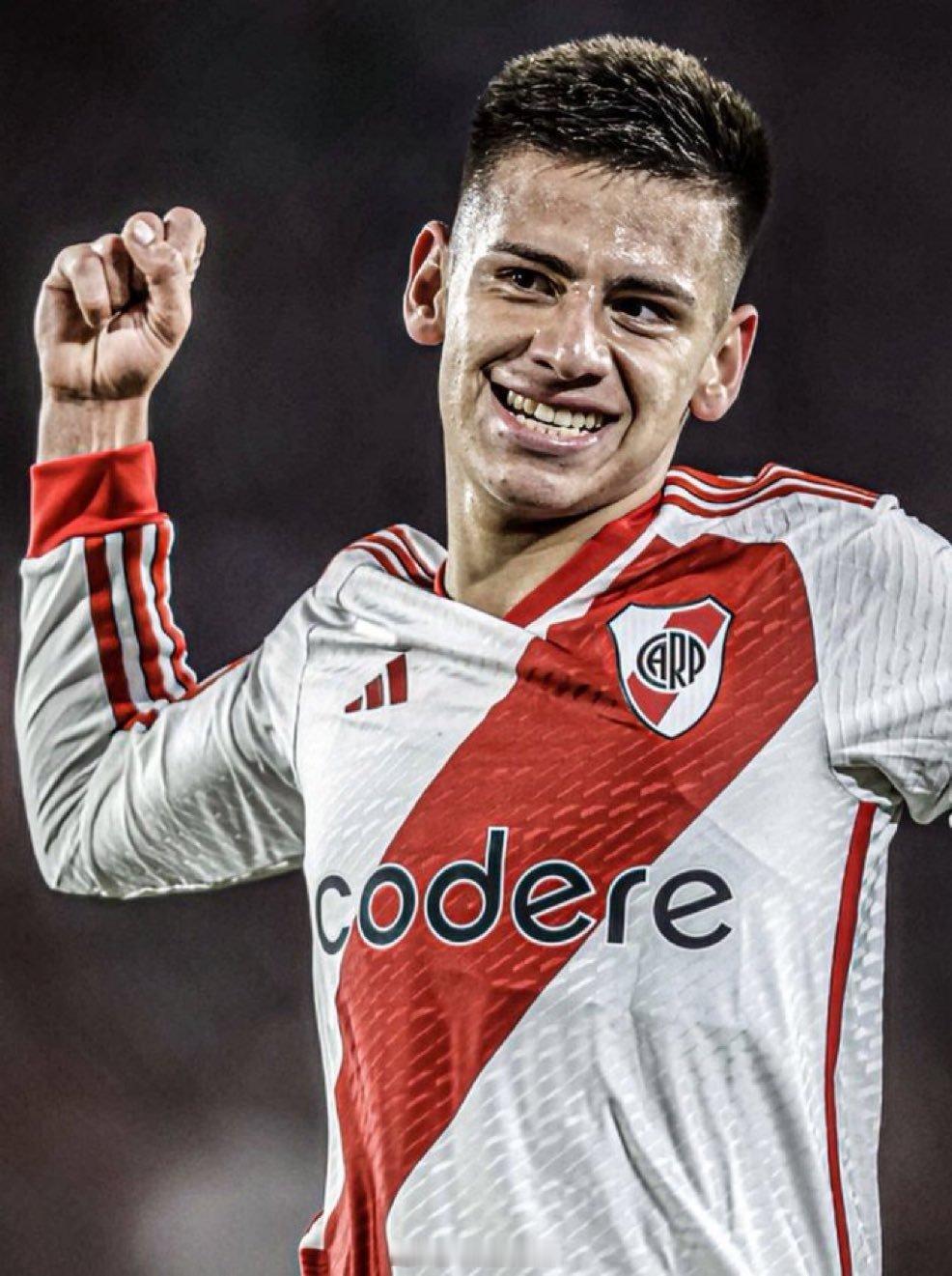 🇦🇷 在刚刚结束的欧冠 的比赛中，小魔鬼埃切维里0出场，他正努力争取在202