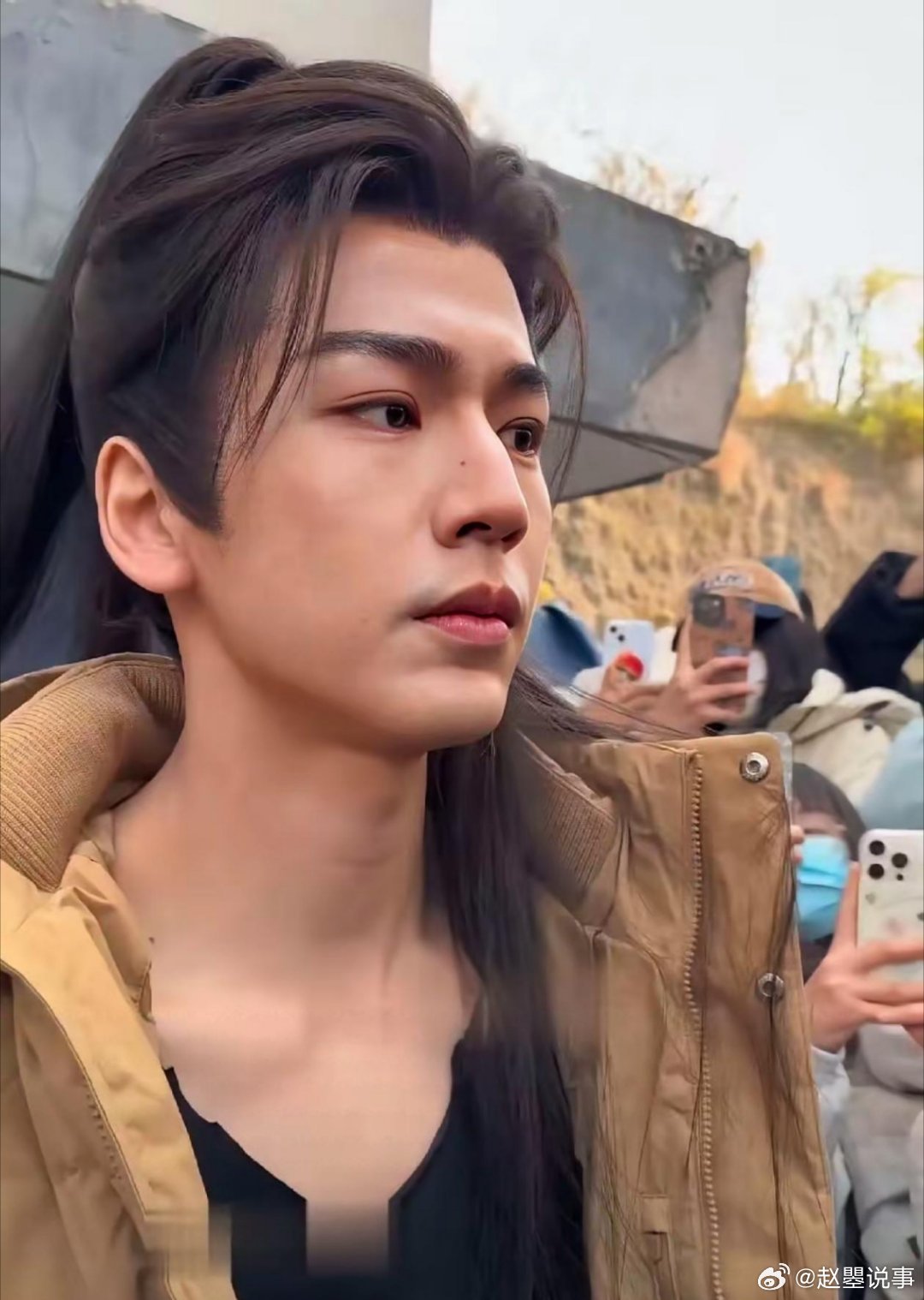 哪个演员拍剧没上妆？那谁没有画眉毛画黑装吗？无语极了，对于剧本角色本身没挑得出毛