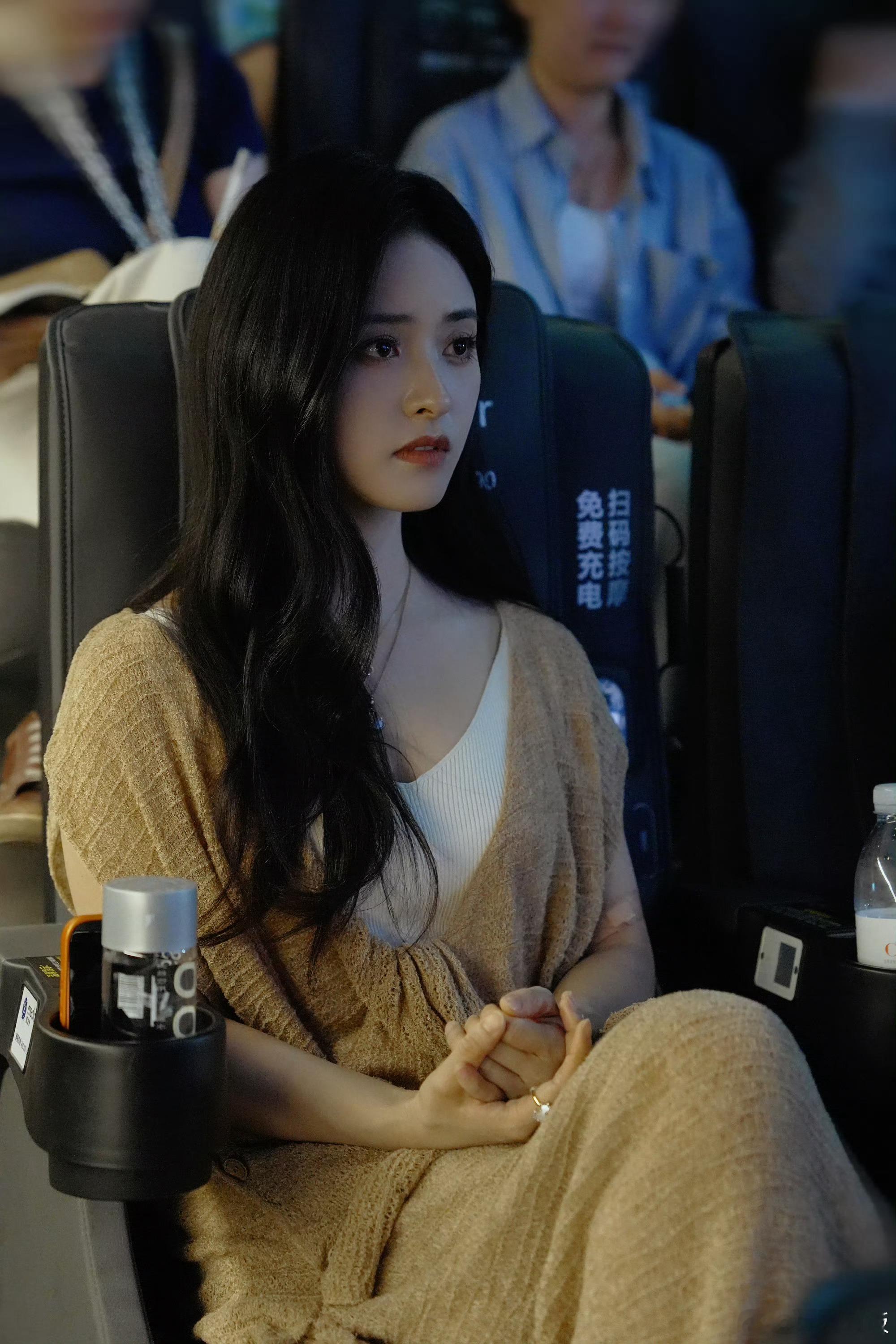 沈月 温婉千金清冷感沈月一天妹感一天姐感 妈呀有人懂今天的沈月吗  参加线下活动