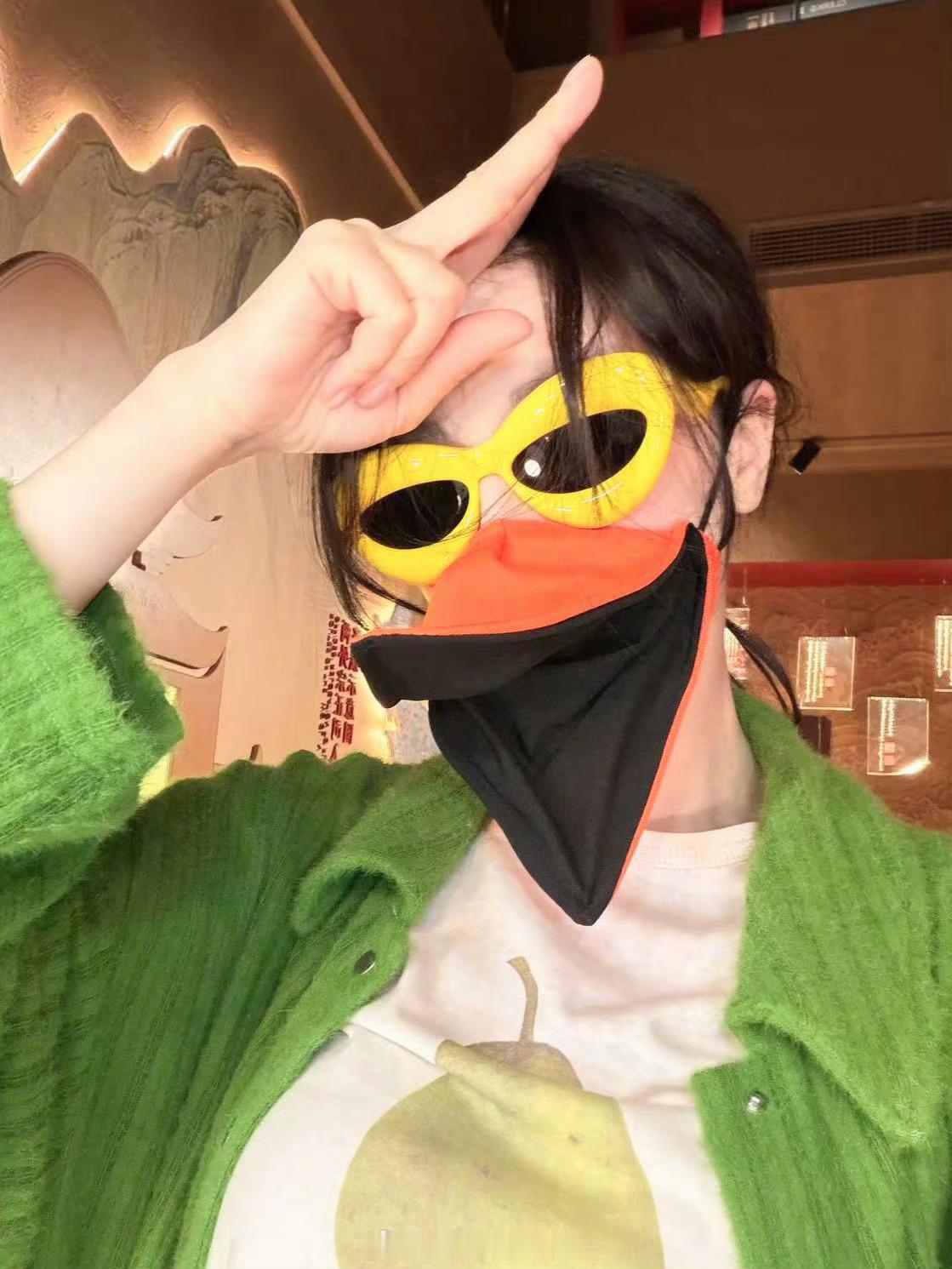 “因为作为演员，然后站在大家的视线前能被大家认识，所以我也收到过很多的花，我希望