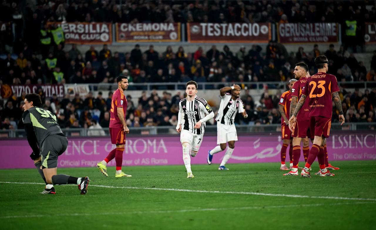 尤文图斯客场3-3绝平罗马，打入一粒世界波的小孔塞桑赛后采访：

“那粒进球固然