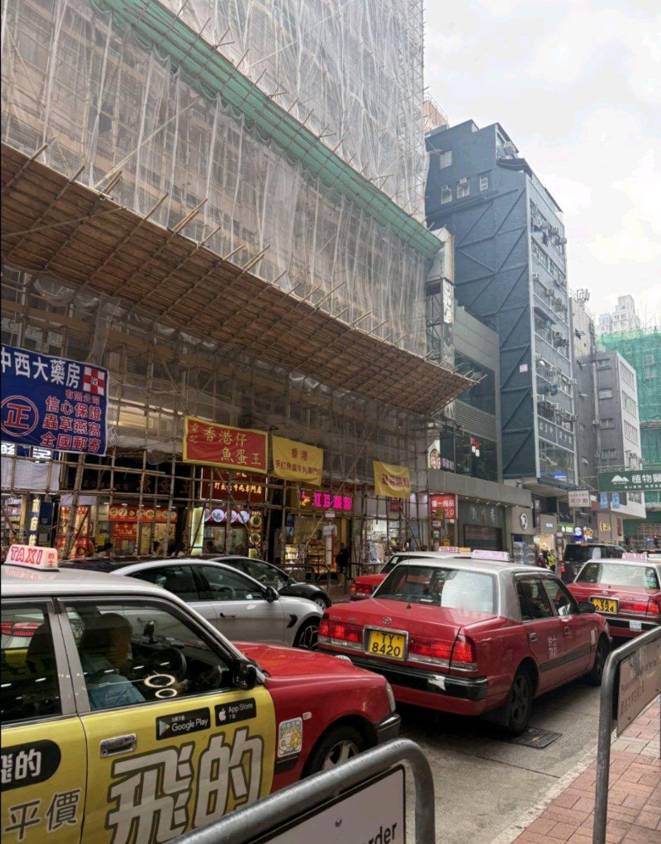 香港为何还在用竹脚手架用什么搭架问题不重要，重要的是要每个人都要有防火安全意识，